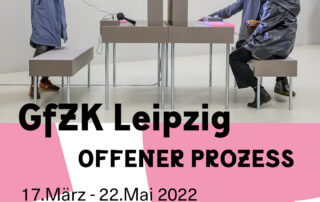 Ausschnitt aus der Ausstellung. Drei Personen betrachten zwei Ausstellungswerke. Schriftzug GfZK Leipzig. Offener Prozess. 17. März bis 22. Mai 2022