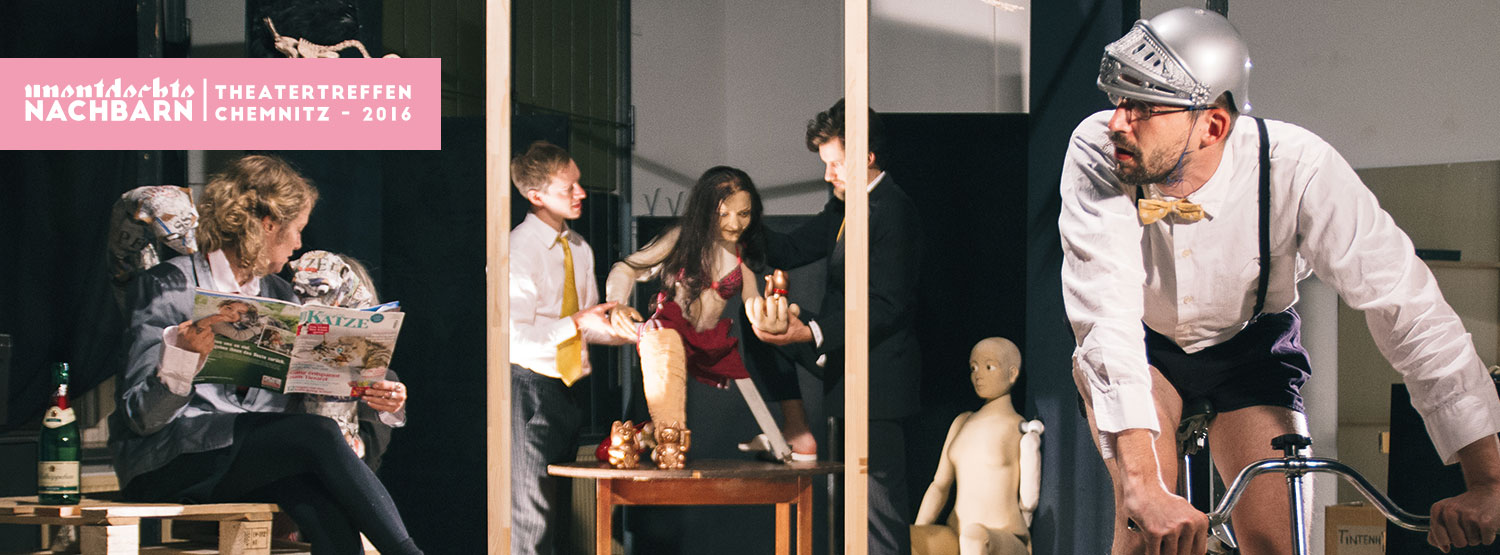 Szenen aus dem Theaterstück "Unentdeckte Nachbarn": eine Frau liest die Zeitschrift "Katze", daneben steht eine Flasche Sekt; zwei Männer spielen mit einer echten Puppe, die wie eine Frau aussieht; ein Hipster auf einem Fahrrad.